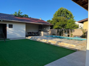 Com piscina. Casa para família.